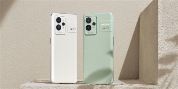 一图看懂真我GT2与GT2 Pro:差价1200元、五大不同
